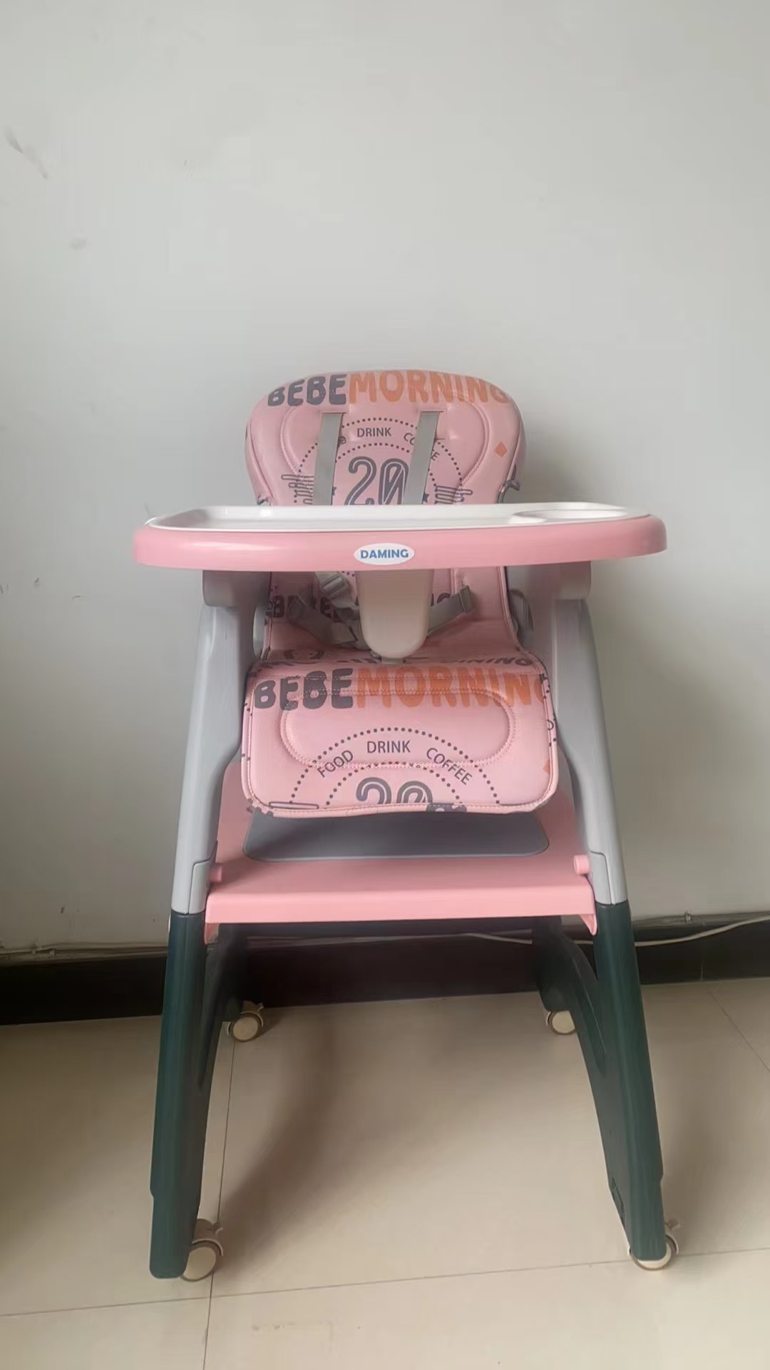 The children's high chair can be used as a desk and high chair combination details Picture