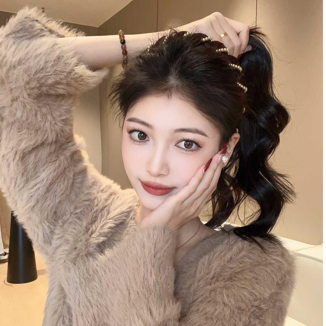 Retro velvet wavy beaded hair band for women, anti-slip hair tie for washing face in autumn and winter, fashionable and stylish high head headband hair accessory Application Scenario