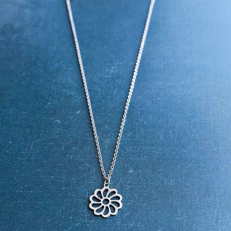 Cross-border foreign trade DIY jewelry accessories, sweet style stainless steel titanium steel hollowed-out heart flower bracelet pendant, handcrafted pendant Specification image