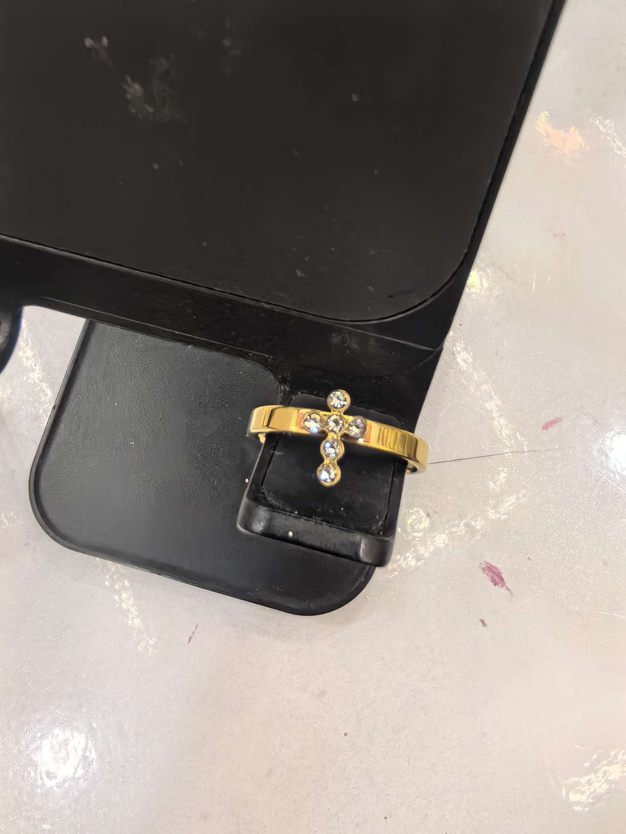 南亭饰品，合金材质女戒。十字架点钻，给人神圣虔诚的信仰，愿我们都能如意，平安，快乐。