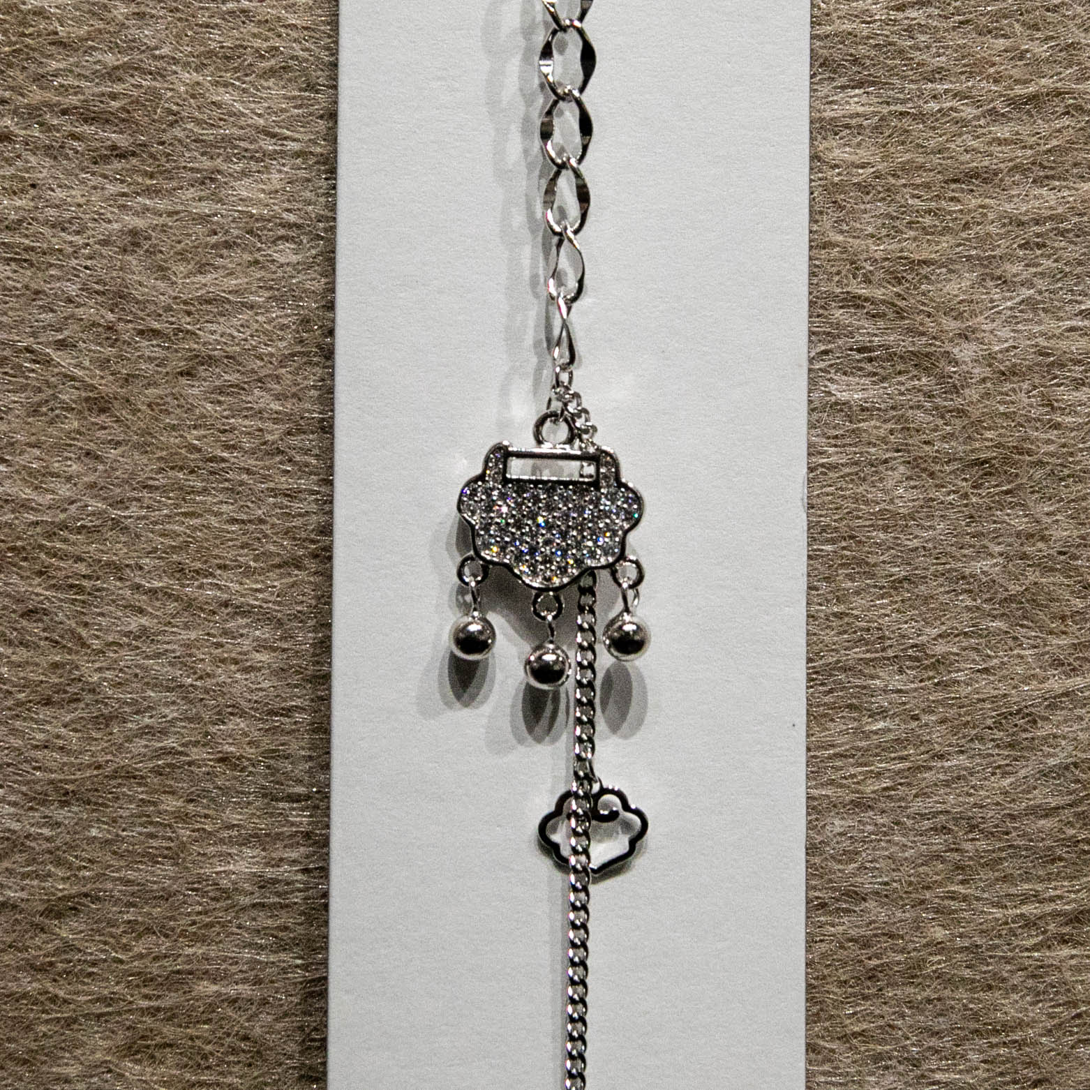 Fashionable and exquisite 925 Silver Cloud Lock Flowing Light New Chinese-style tassel bracelet for women, a popular design sense, light luxury, fair appearance, good fortune and agility, a handy accessory Application Scenario