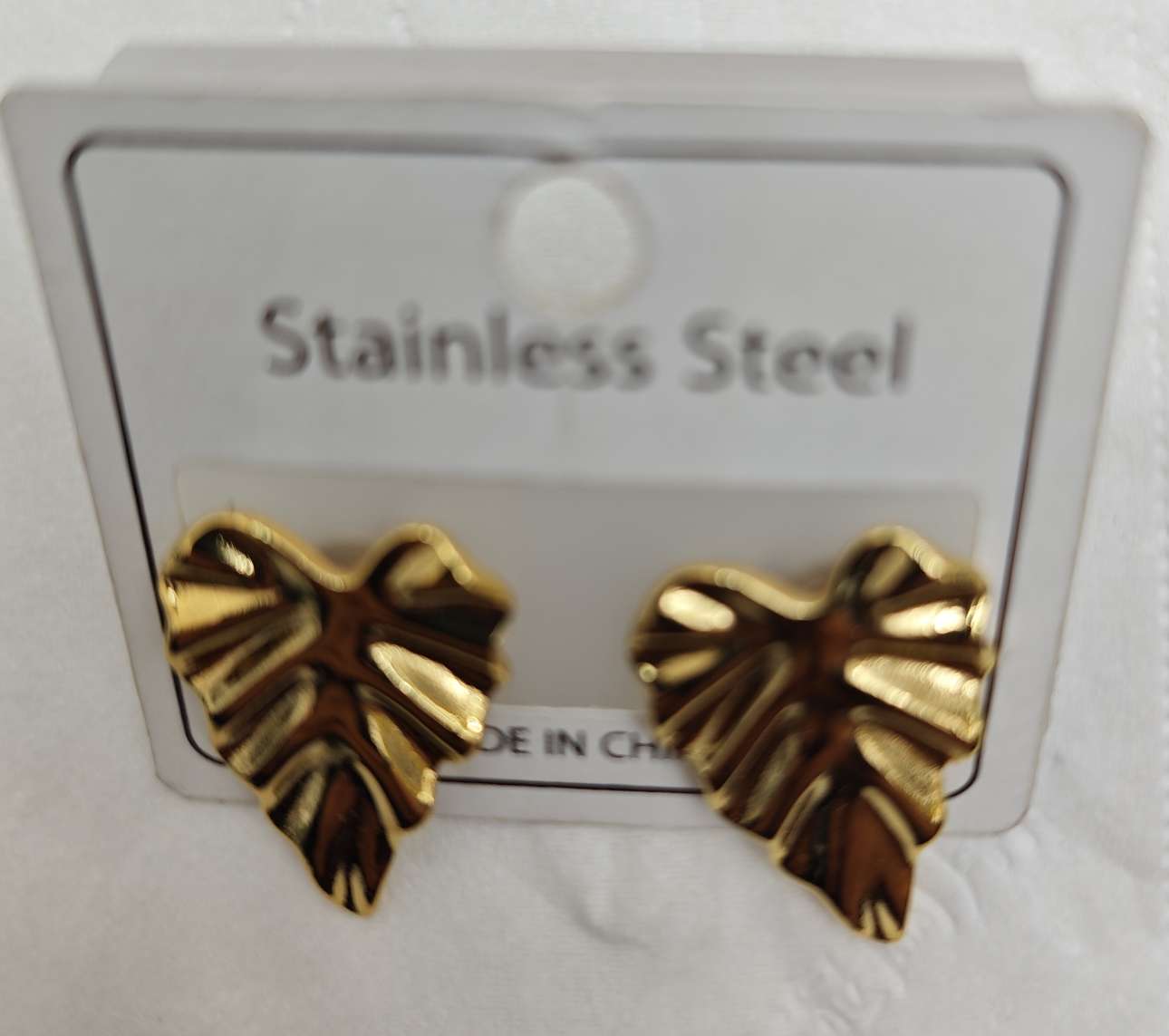 把秋日的叶脉，凝作耳畔的鎏金光影。
风掠过叶尖，也捎来温柔的信号。