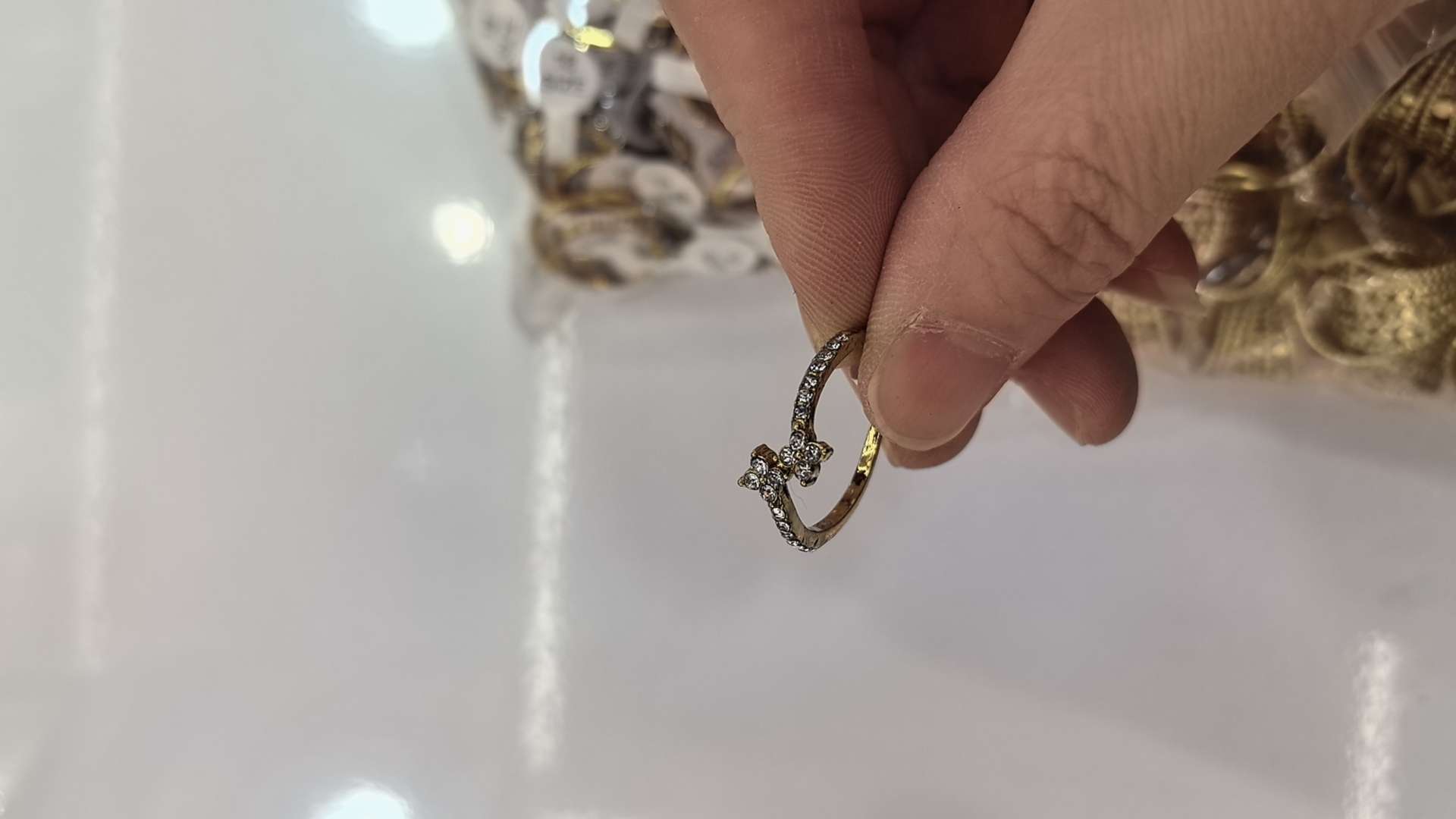 
南亭饰品，不锈钢戒指，素圈带上一点造型，钉子状，用爱钉住你的情意。造型独特别致，男女同款。每包100个，混尺寸包装。详情图2
