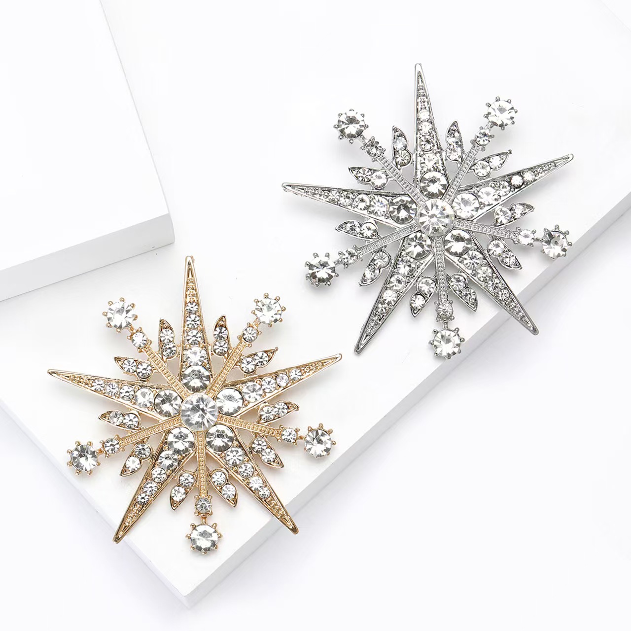 Elegant, luxurious and generous alloy rhinestone heavy industry large snowflake brooch, luxurious women's clothing brooch accessory pin