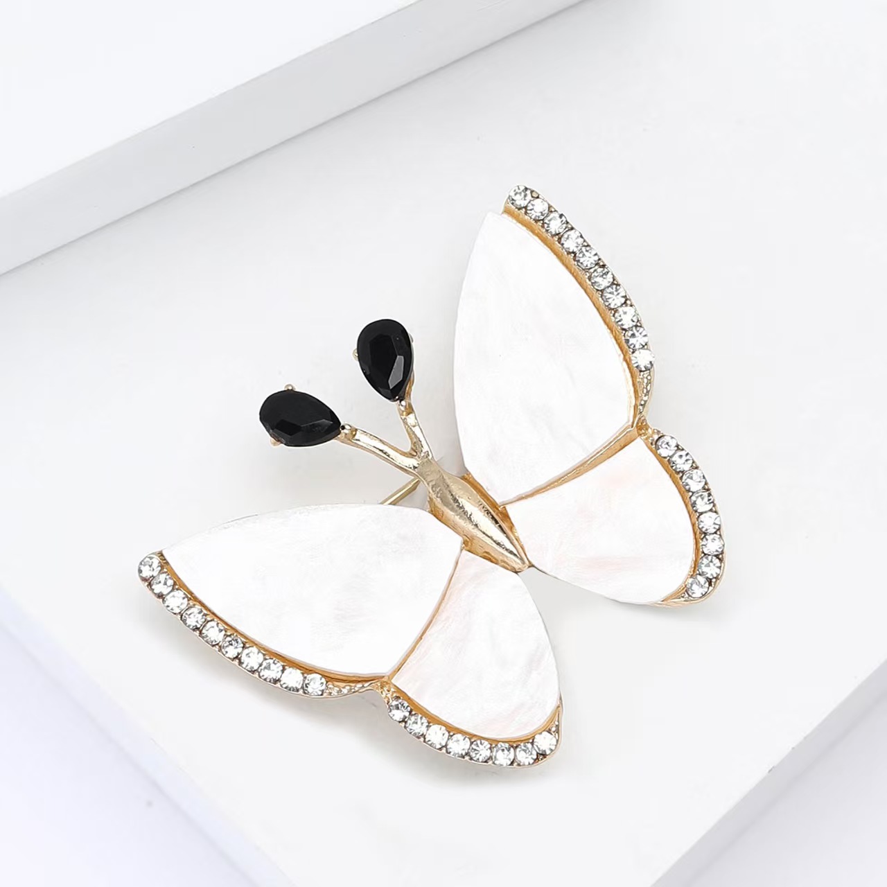 Fashionable and elegant alloy rhinestone white plate butterfly brooch, generous and graceful women's dress brooch accessory pin Specification image