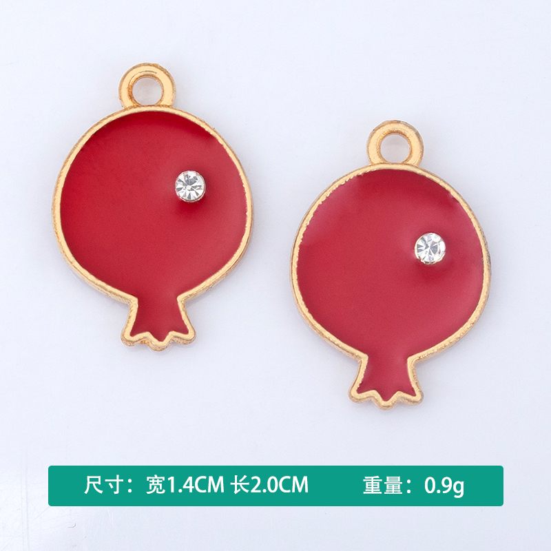 Xuping red fish-shaped titanium alloy pendant, silver jewelry, golden chain, Moissanite jewelry Application Scenario