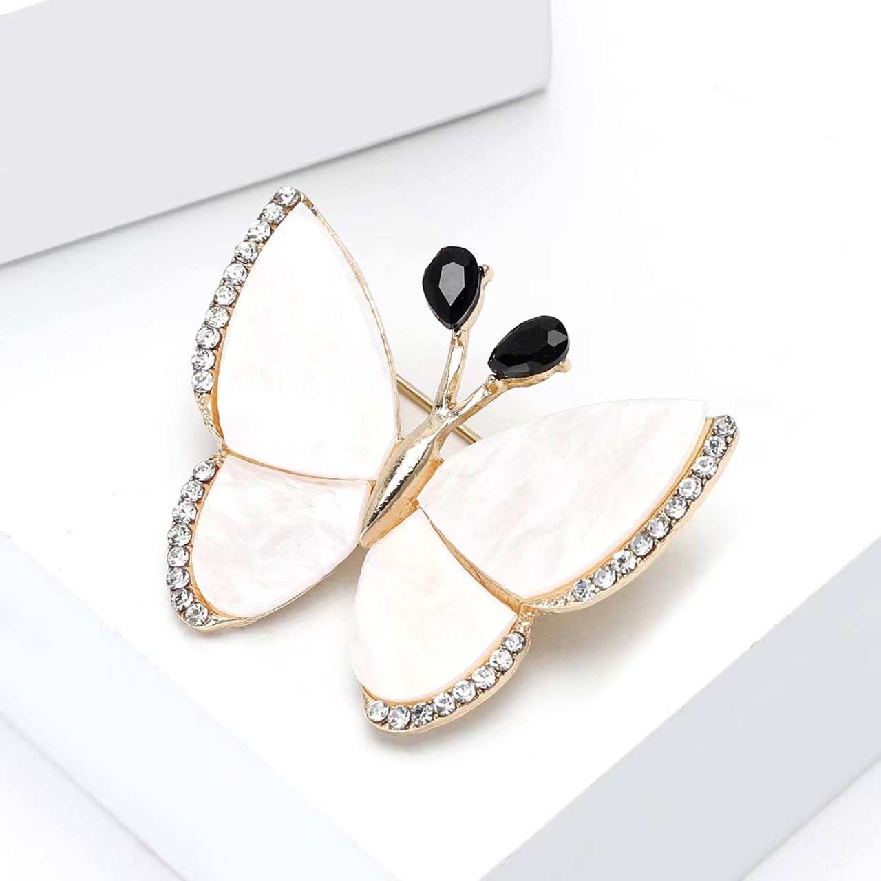 Fashionable and elegant alloy rhinestone white plate butterfly brooch, generous and graceful women's dress brooch accessory pin