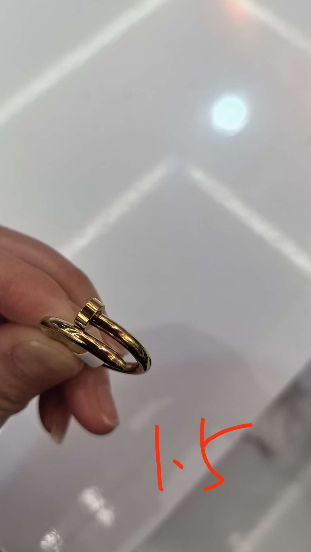 
南亭饰品，不锈钢戒指，素圈带上一点造型，钉子状，用爱钉住你的情意。造型独特别致，男女同款。每包100个，混尺寸包装。产品图