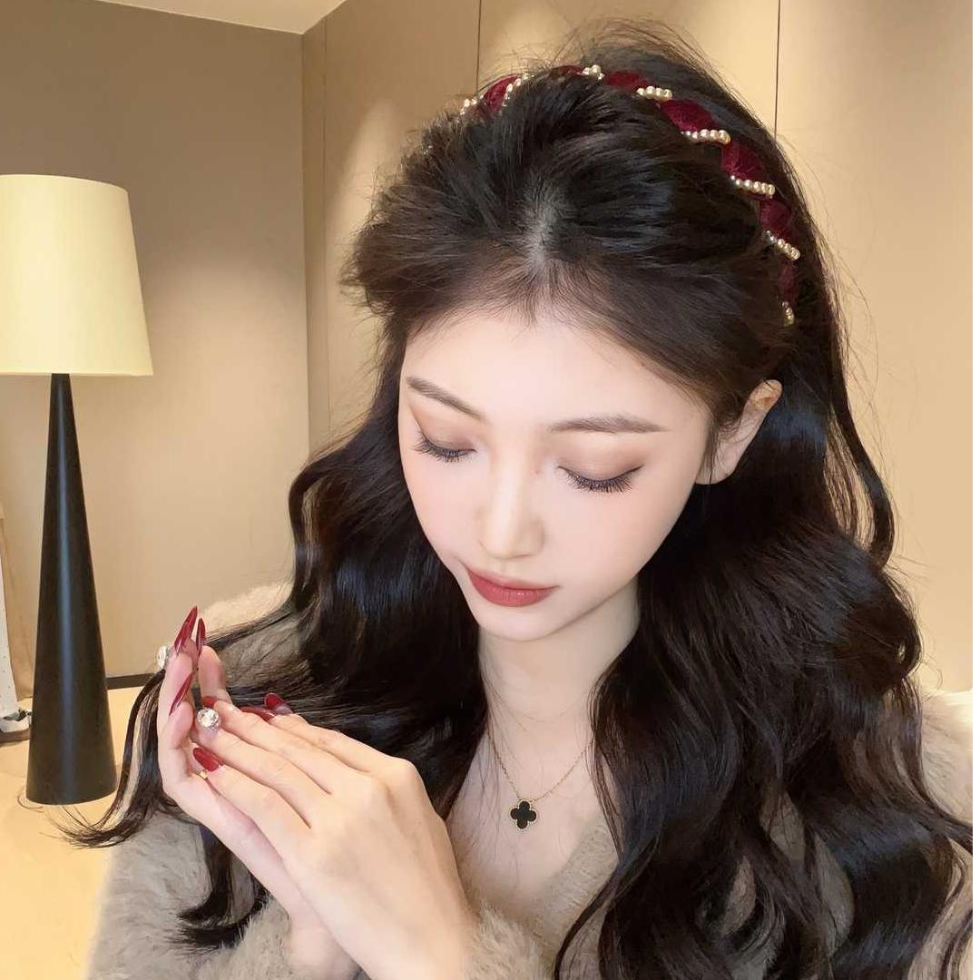 Retro velvet wavy beaded hair band for women, anti-slip hair tie for washing face in autumn and winter, fashionable and stylish high head headband hair accessory detail image 3