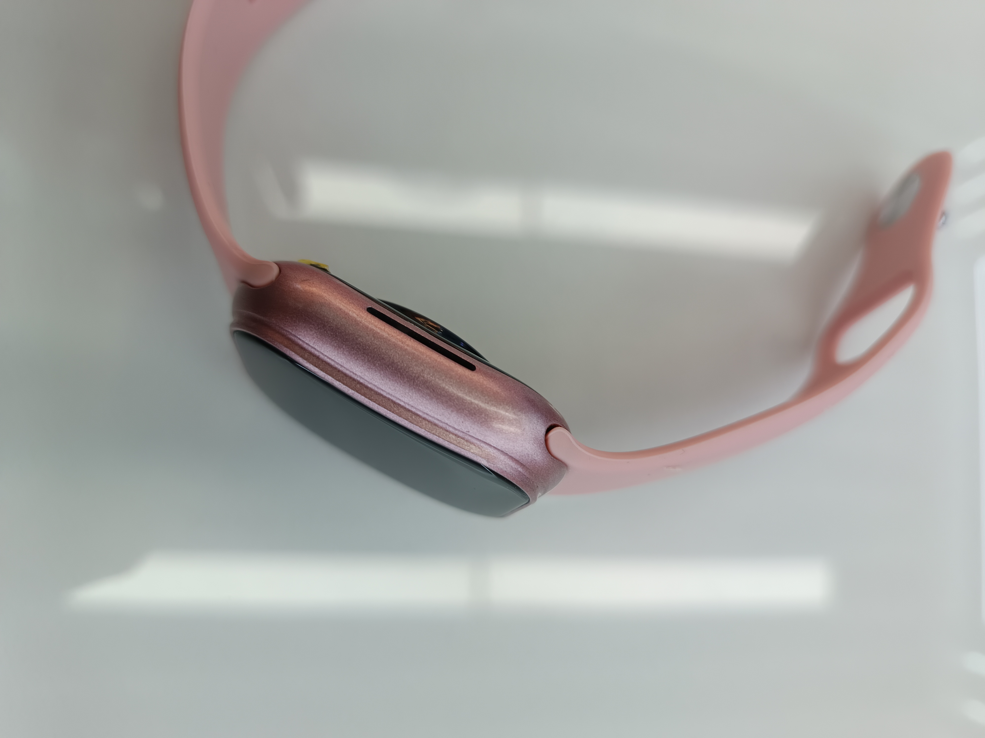 The AEMAI YX4mini smart sports watch features a high-end curved surface with a heart rate monitoring silicone strap for sports and sleep Item Picture
