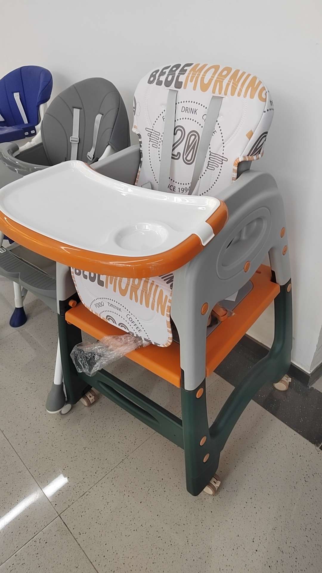 The children's high chair can be used as a desk and high chair combination