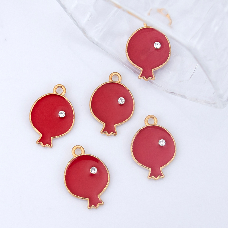 Xuping red fish-shaped titanium alloy pendant, silver jewelry, golden chain, Moissanite jewelry details Picture