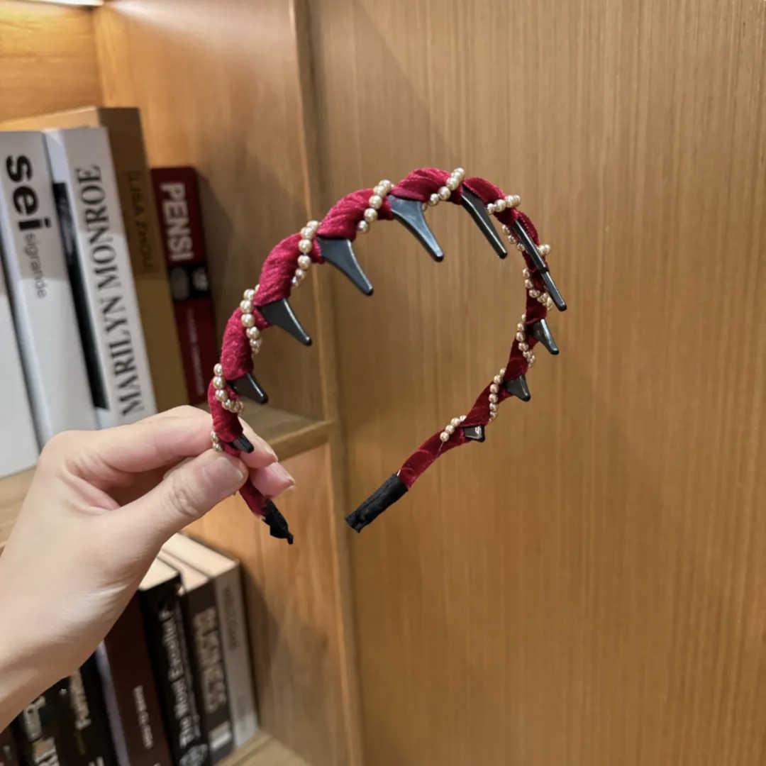 Retro velvet wavy beaded hair band for women, anti-slip hair tie for washing face in autumn and winter, fashionable and stylish high head headband hair accessory detail image 2