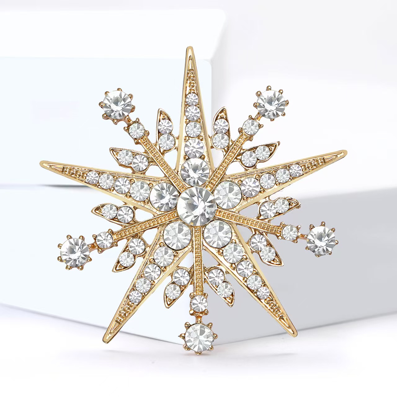 Elegant, luxurious and generous alloy rhinestone heavy industry large snowflake brooch, luxurious women's clothing brooch accessory pin details Picture