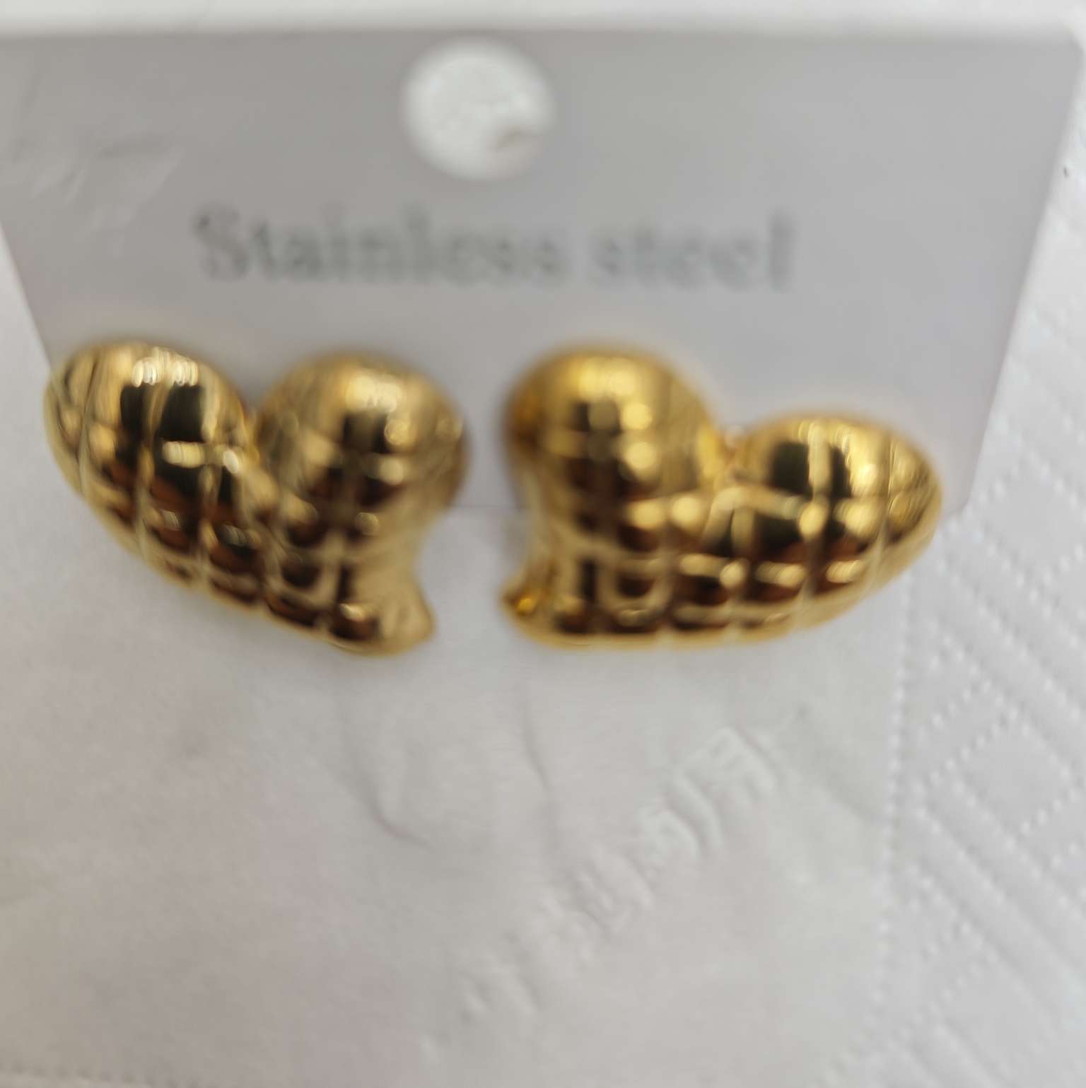 
 把细碎的浪漫，都揉进这颗金色的心里✨
耳畔的温柔，是永不褪色的偏爱。