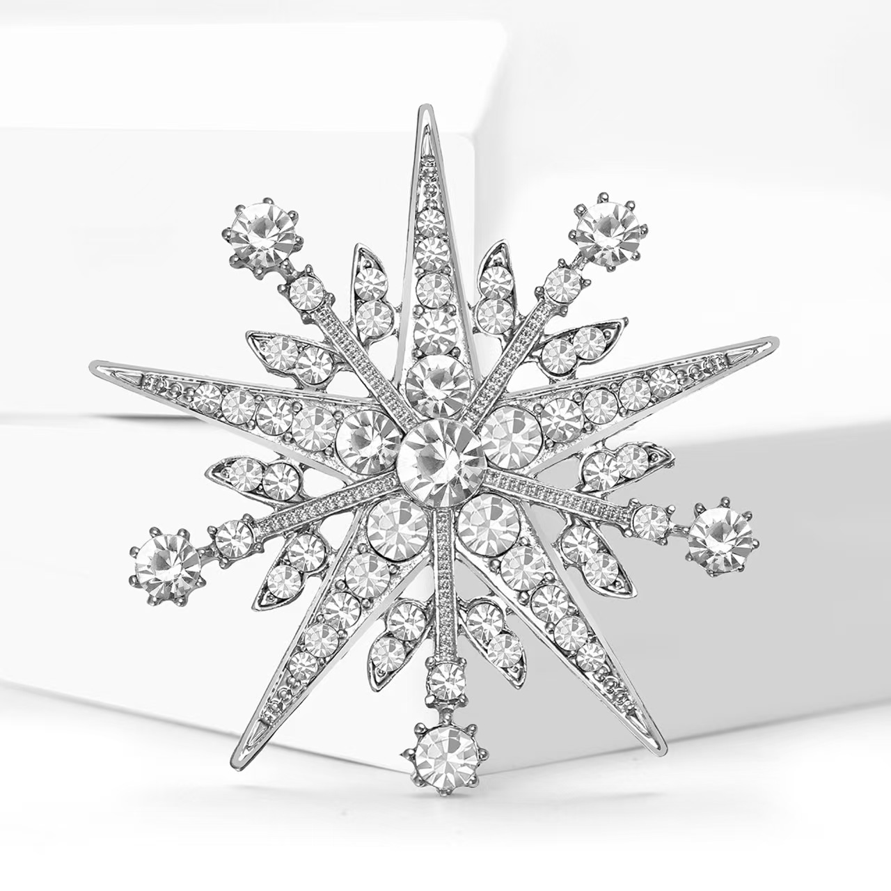 Elegant, luxurious and generous alloy rhinestone heavy industry large snowflake brooch, luxurious women's clothing brooch accessory pin Item Picture