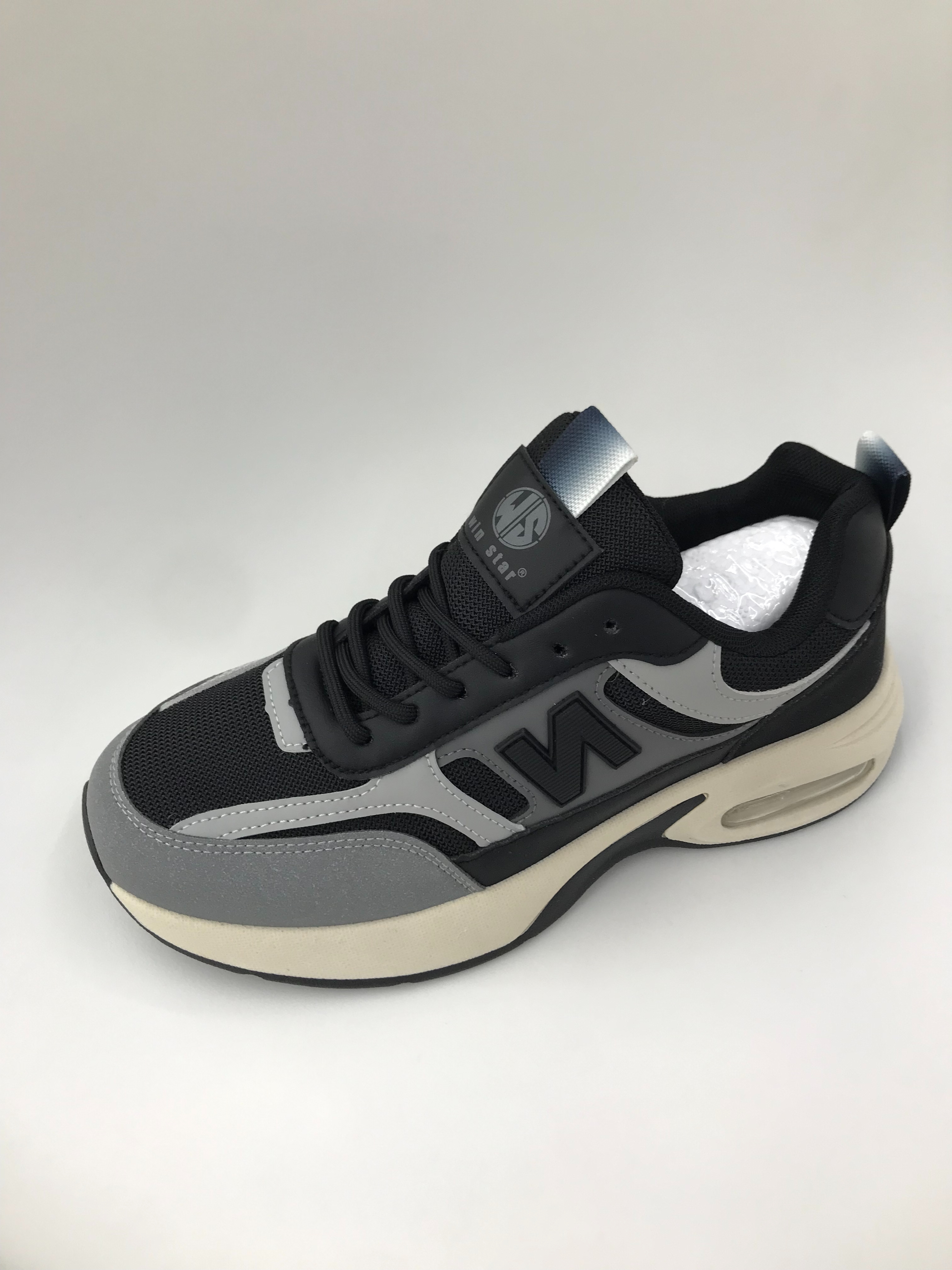 The sports shoes series are lightweight, breathable and shock-absorbing details Picture