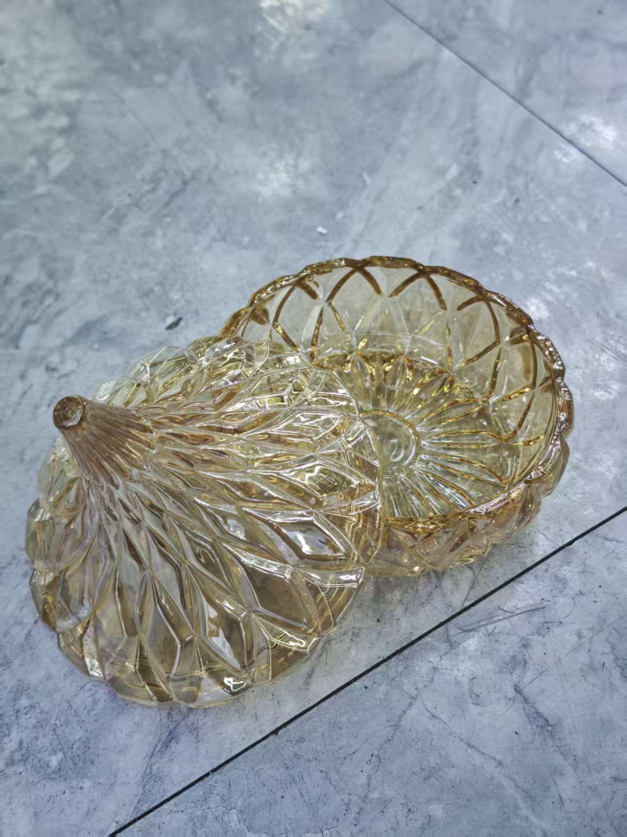 Teardrop-shaped amber glass small fruit container, fruit plate and nut separation container