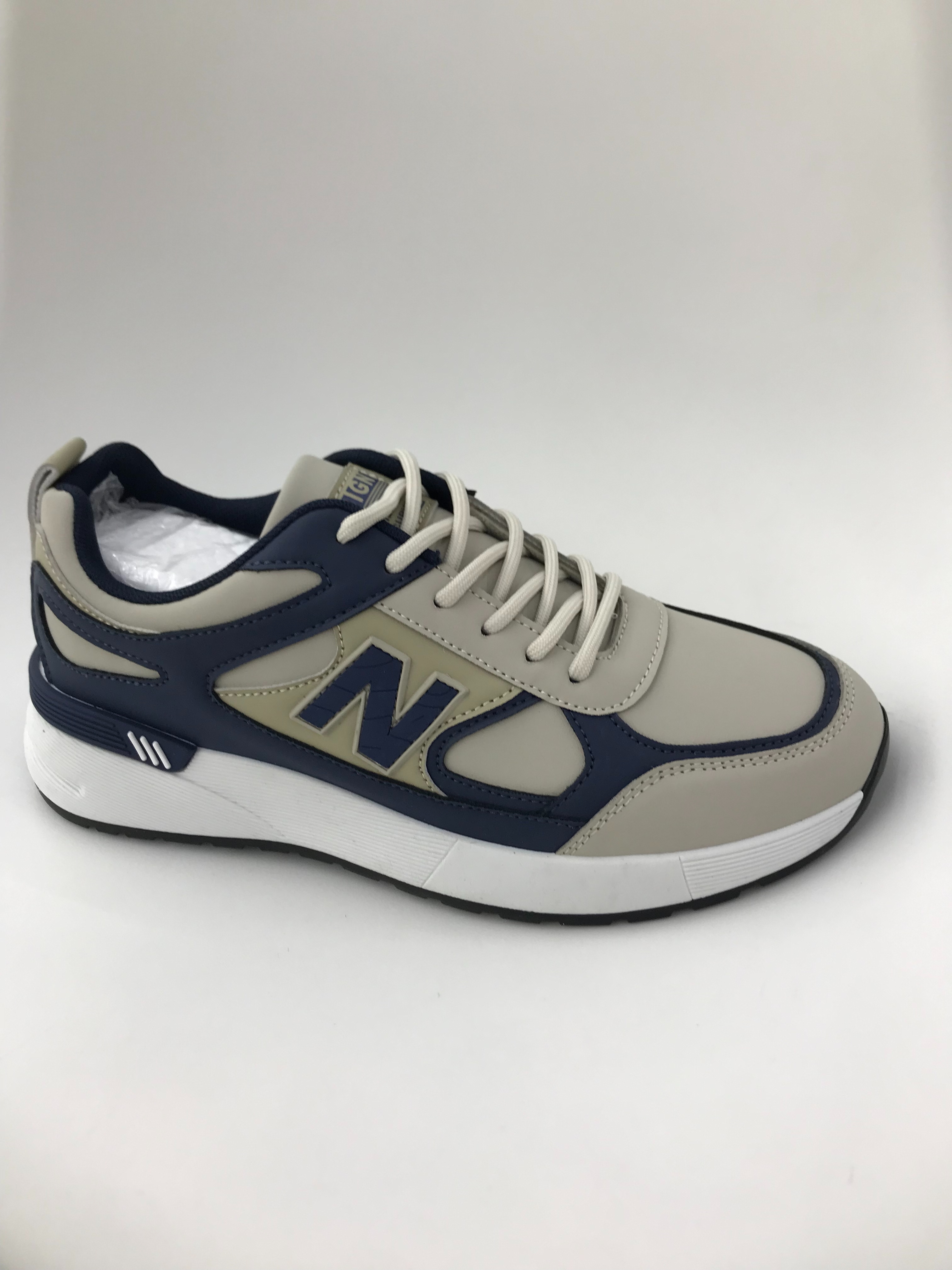 Men's running shoes are lightweight and breathable thumbnail