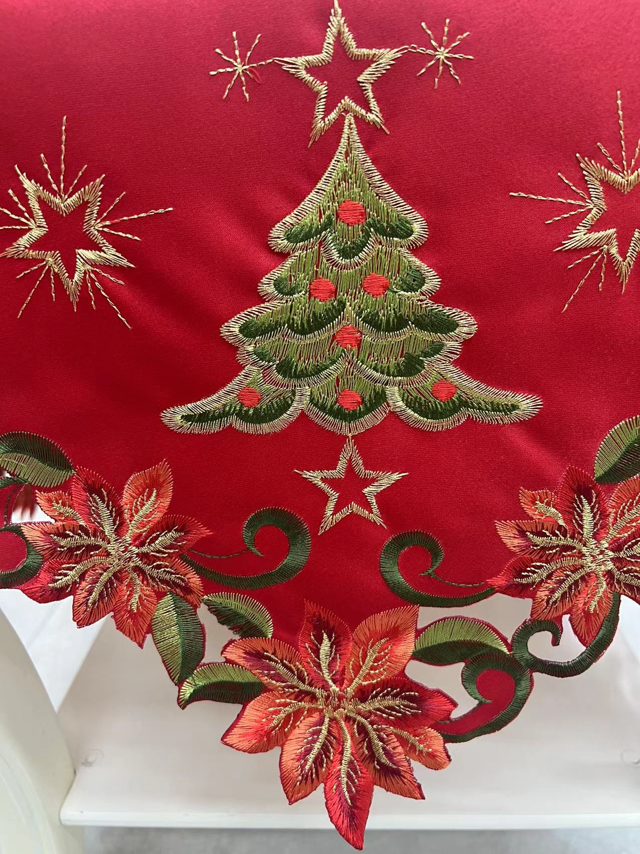 Red embroidered Christmas patterned tablecloth Specification image