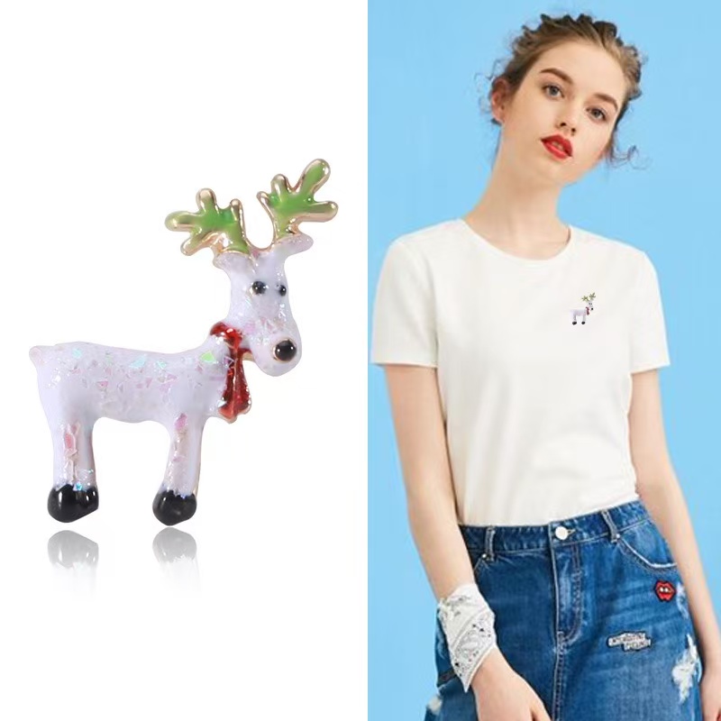 European and American alloy oil drip sequins, cute mini deer brooch, creative Christmas holiday clothing pin accessories Application Scenario