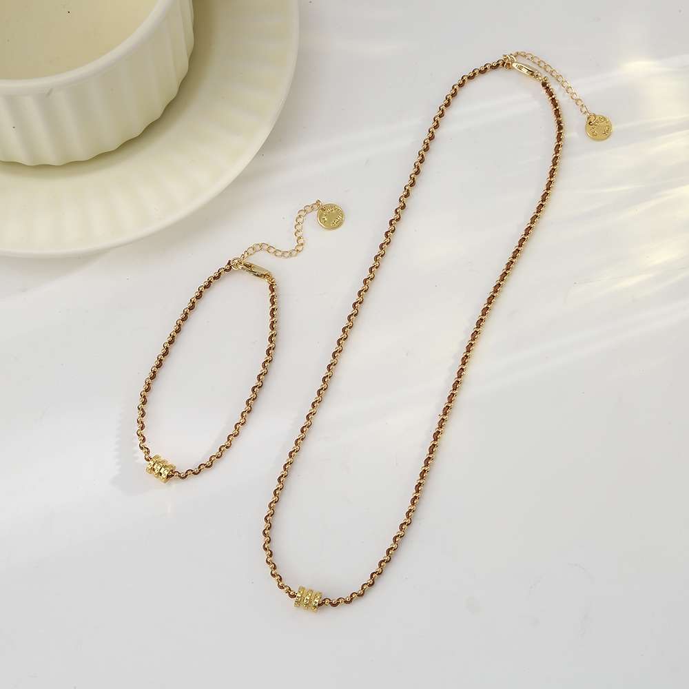 This is a high-end and light luxury summer collarbone chain accessory for women with a red waist and a red string necklace in their zodiac year detail image 4
