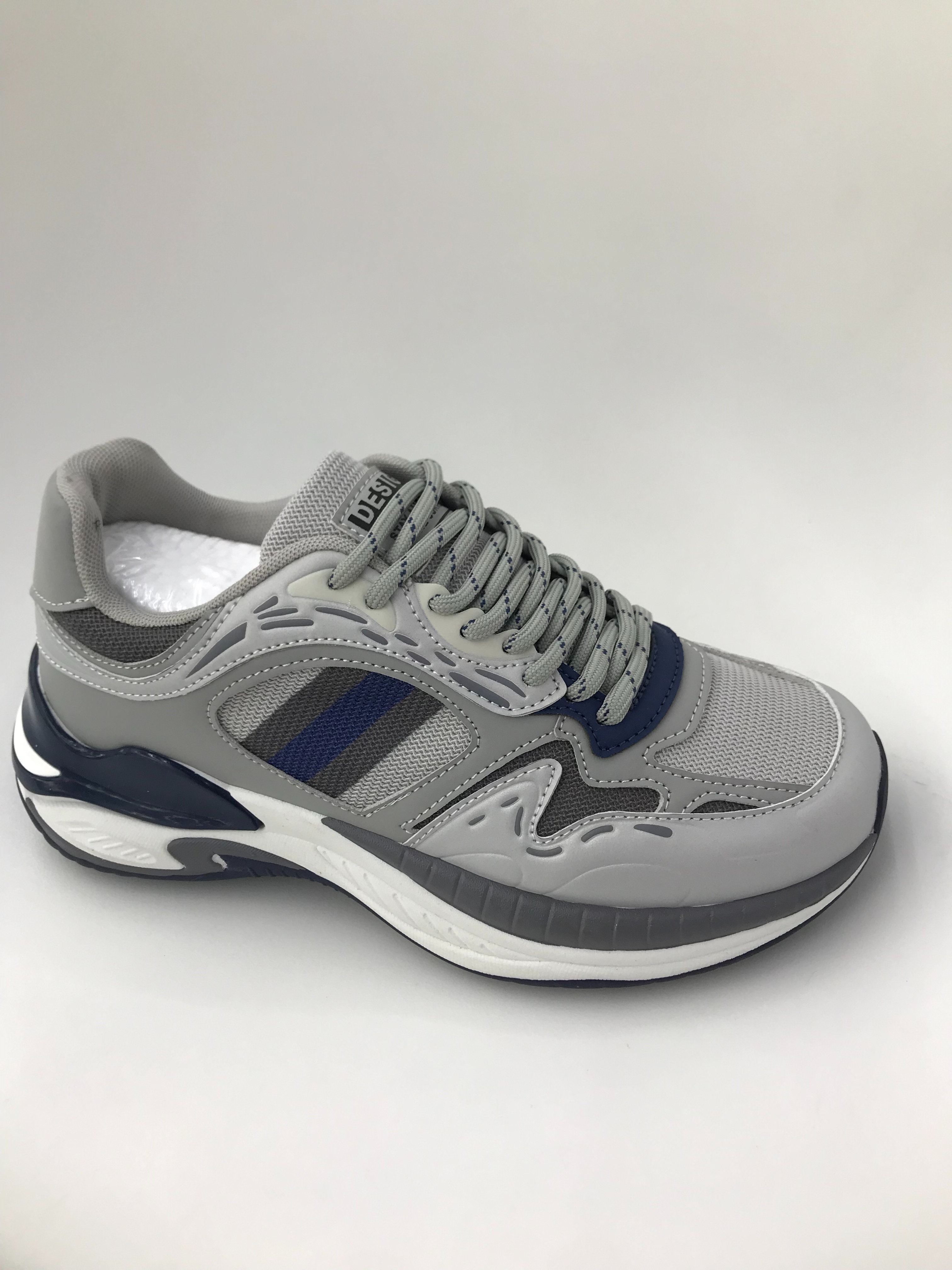 The sports shoes series of Putian shoes are lightweight, breathable, shock-absorbing and anti-slip details Picture