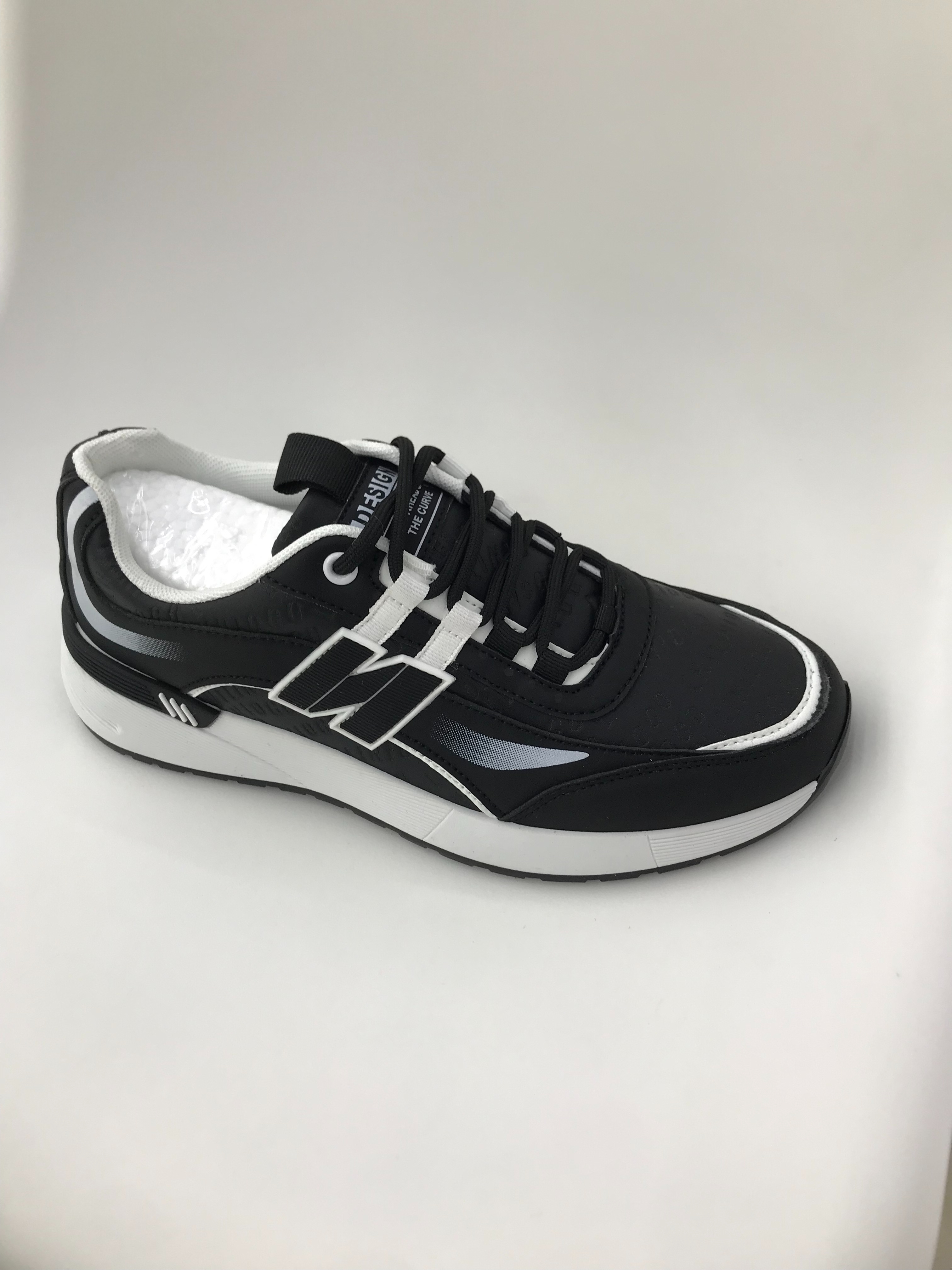 Men's black sports shoes for summer casual wear are breathable, comfortable and durable full figure