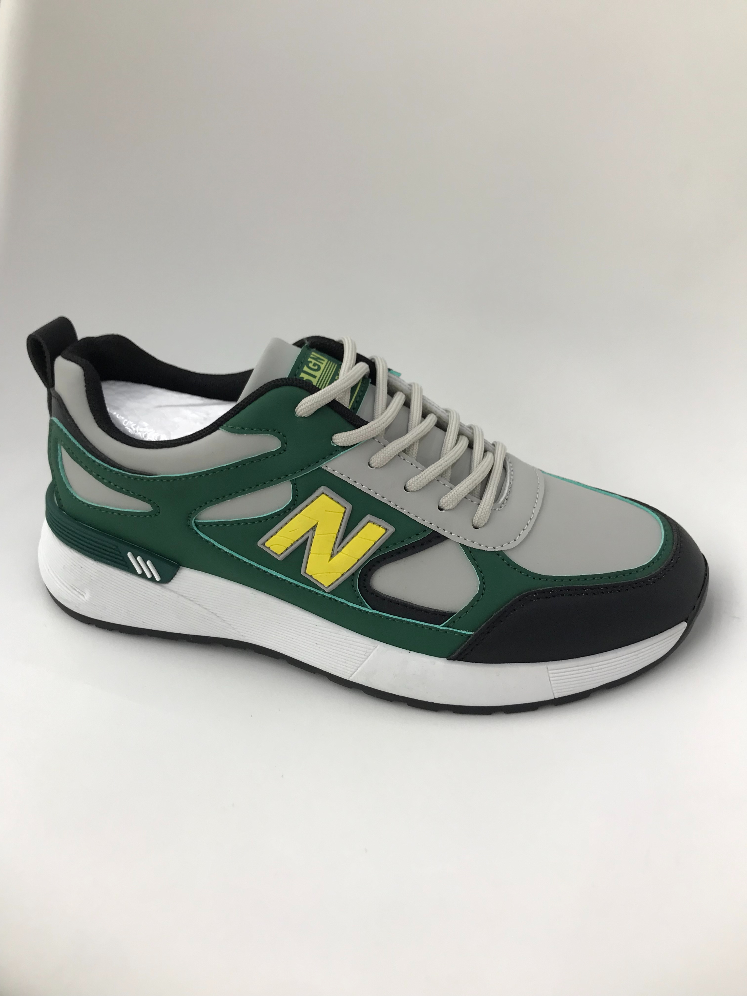 Men's running shoes are lightweight and breathable details Picture