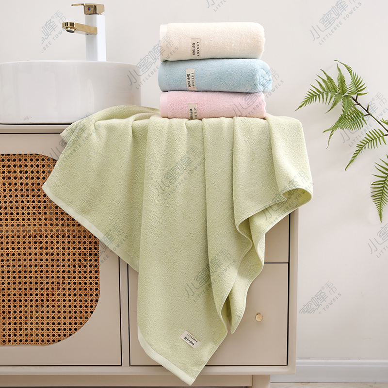 New bamboo fiber bath towel, best-selling gift bath towel, ecological super absorbent super soft Little bee bath towel 002 Application Scenario