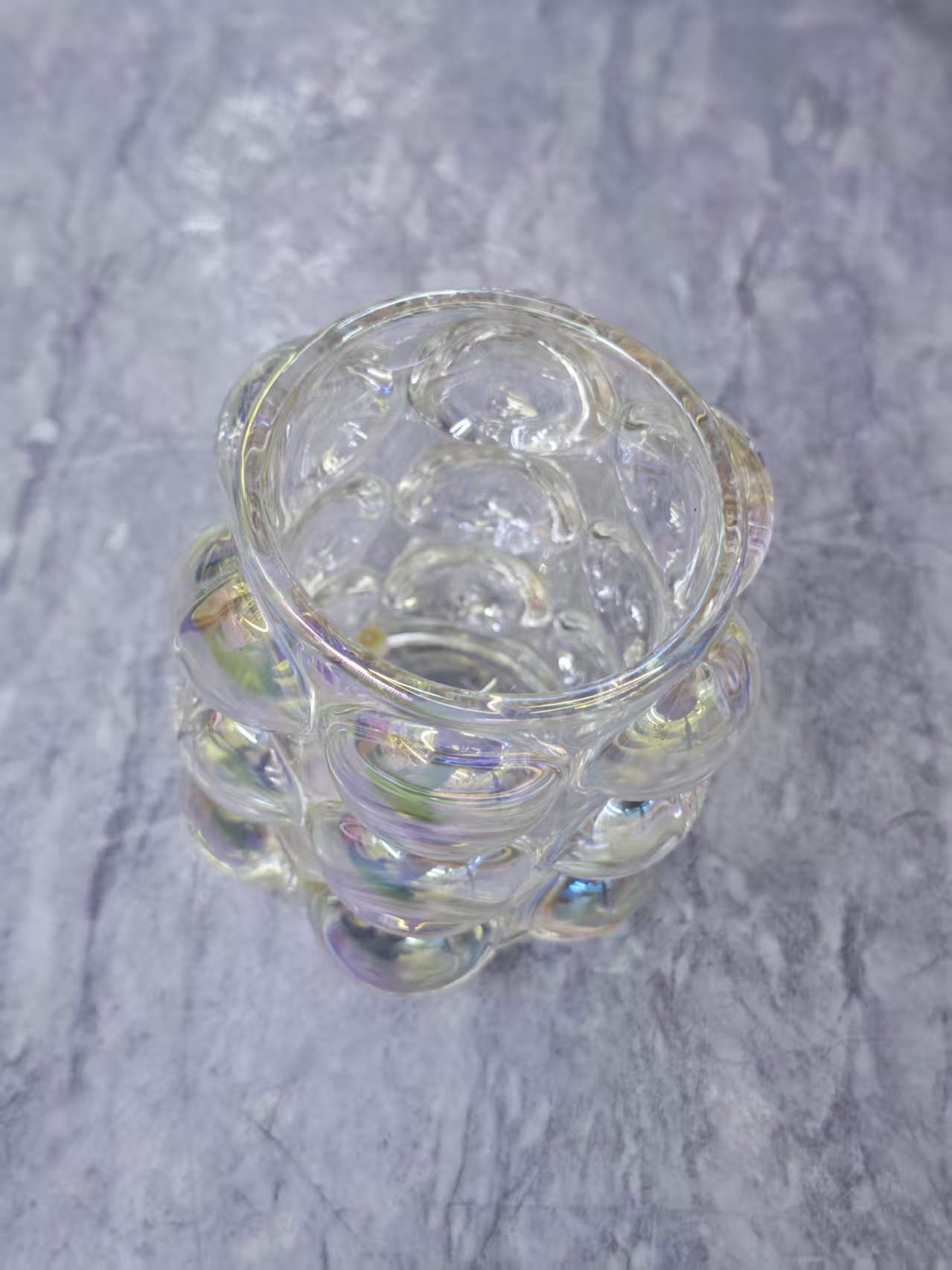 The transparent water cup is surrounded by colored glass balls Specification image