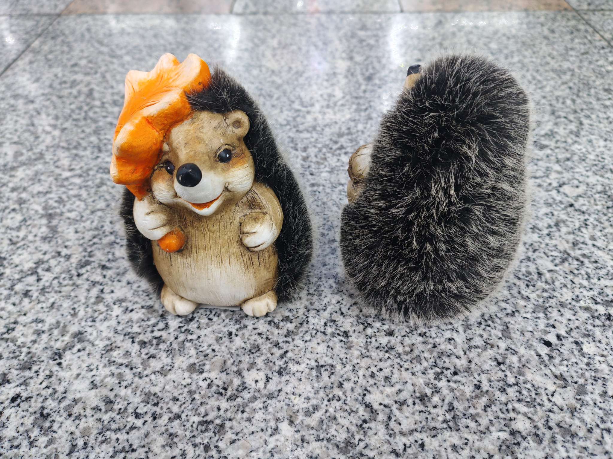 Simulated hedgehog home decoration ornaments, office decoration ornaments, ceramic simulated hedgehog details Picture