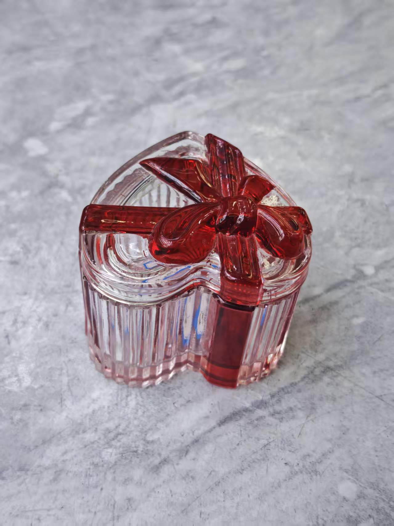 Transparent red glass heart-shaped gift box Zhuang Xiao Storage cup details Picture