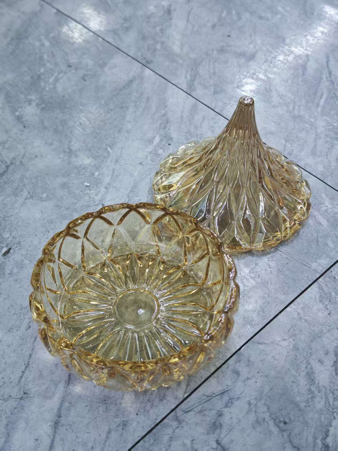 Teardrop-shaped amber glass small fruit container, fruit plate and nut separation container Application Scenario