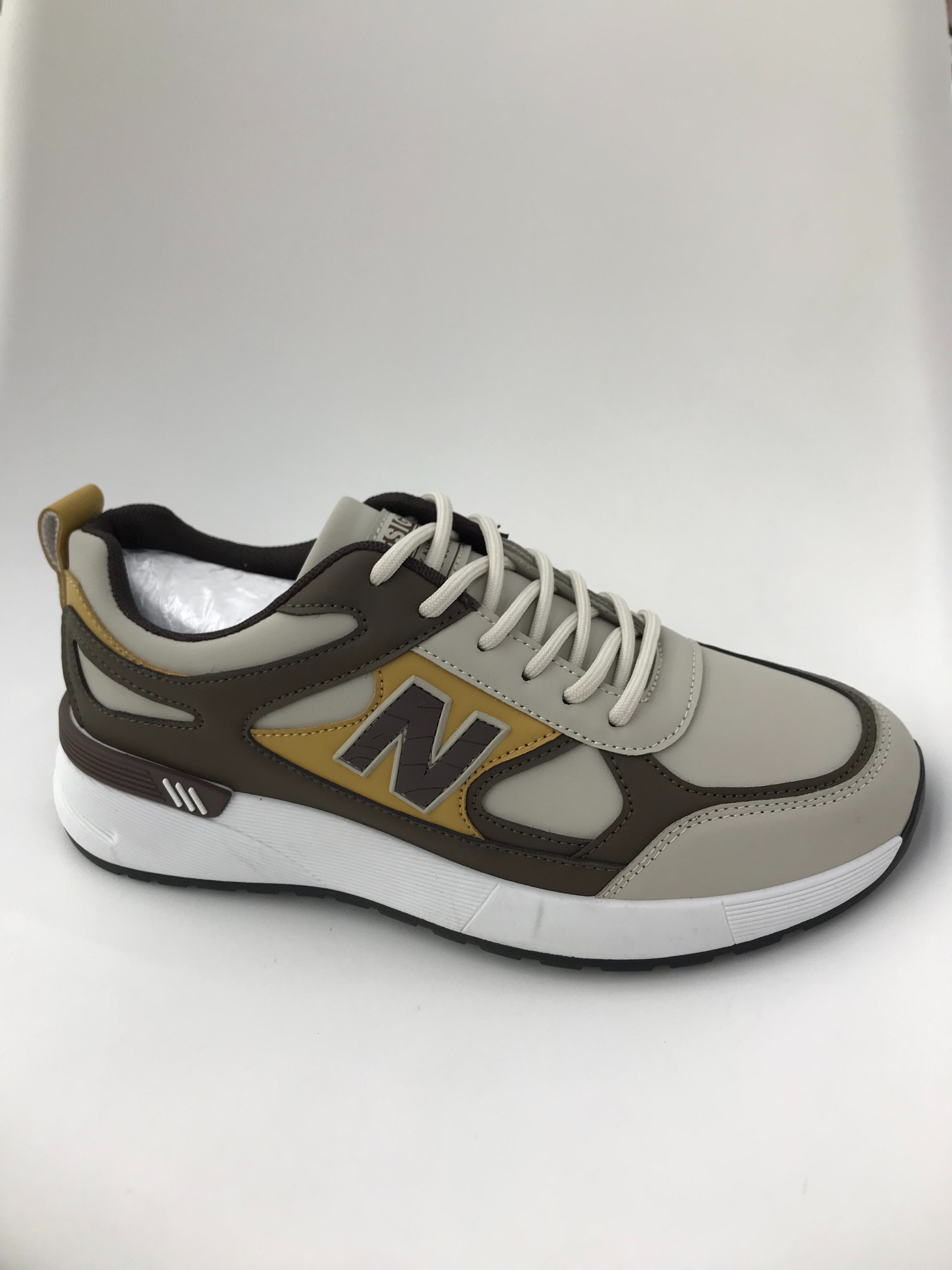 Men's running shoes are lightweight and breathable Specification drawing