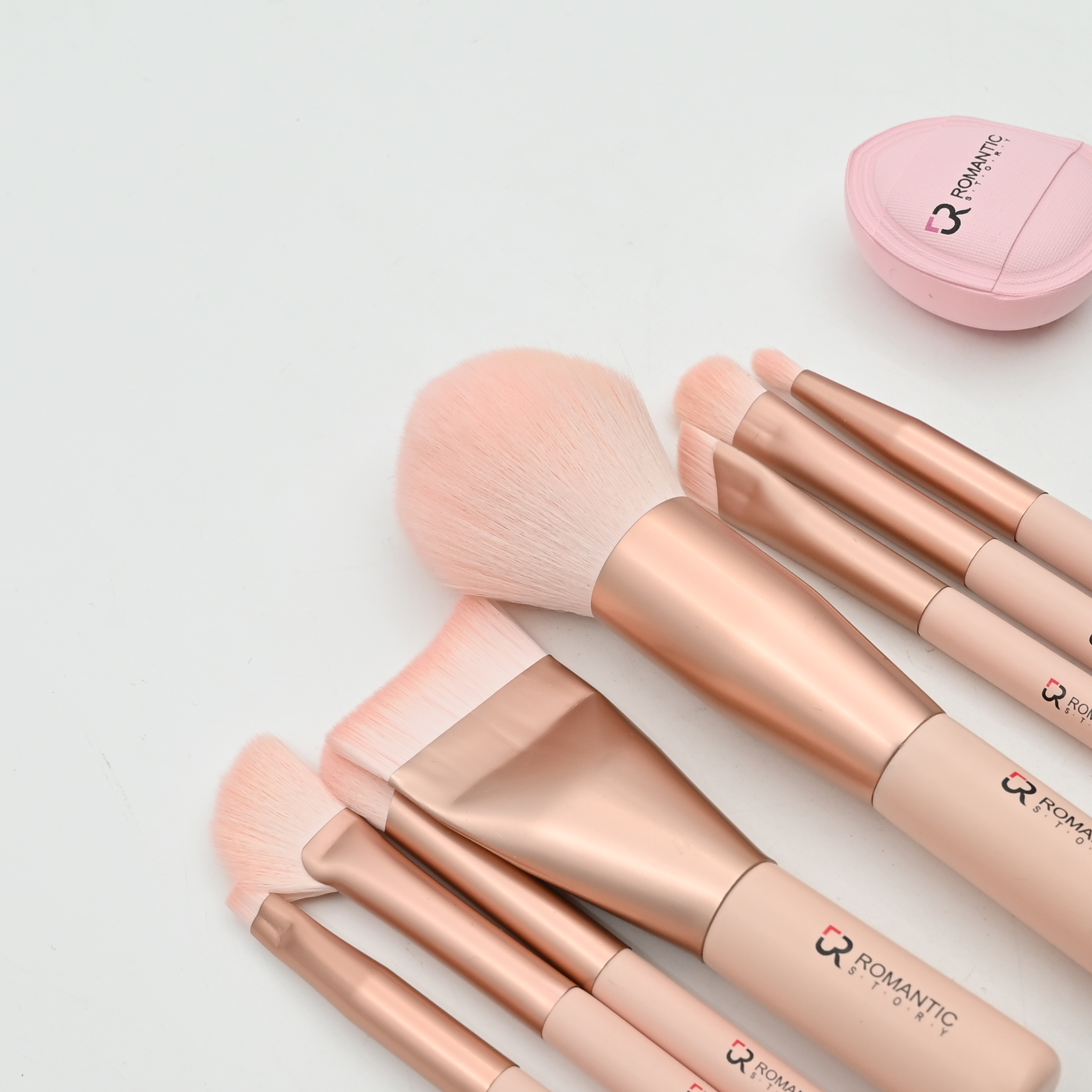 Romance Pink butterfly color box packaging mini portable 8-tube brush + cotton candy powder puff + eyebrow knife + storage bag Item Picture