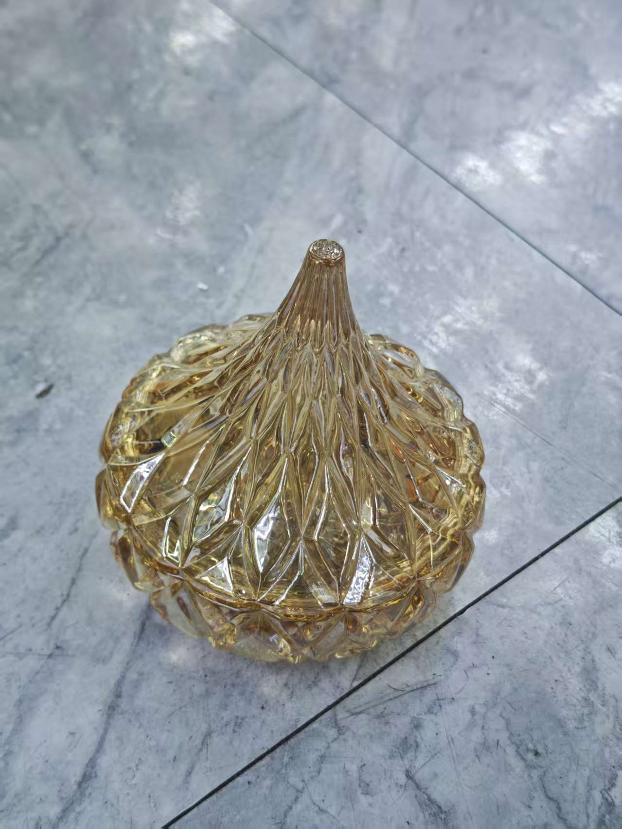 Teardrop-shaped amber glass small fruit container, fruit plate and nut separation container details Picture