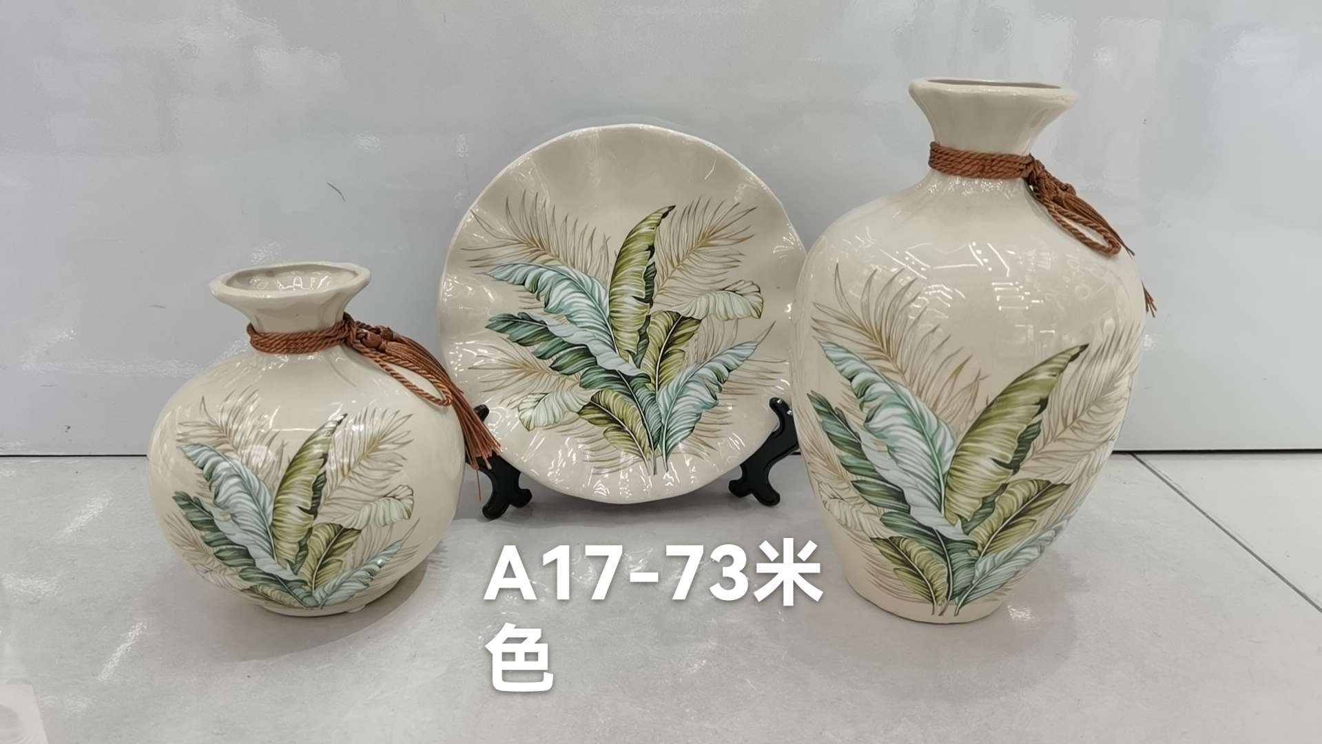 工艺品礼品创意摆件家居装饰工艺摆设多样选择实用美观花瓶静立于桌。