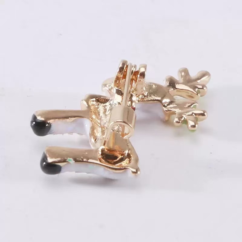 European and American alloy oil drip sequins, cute mini deer brooch, creative Christmas holiday clothing pin accessories Specification image