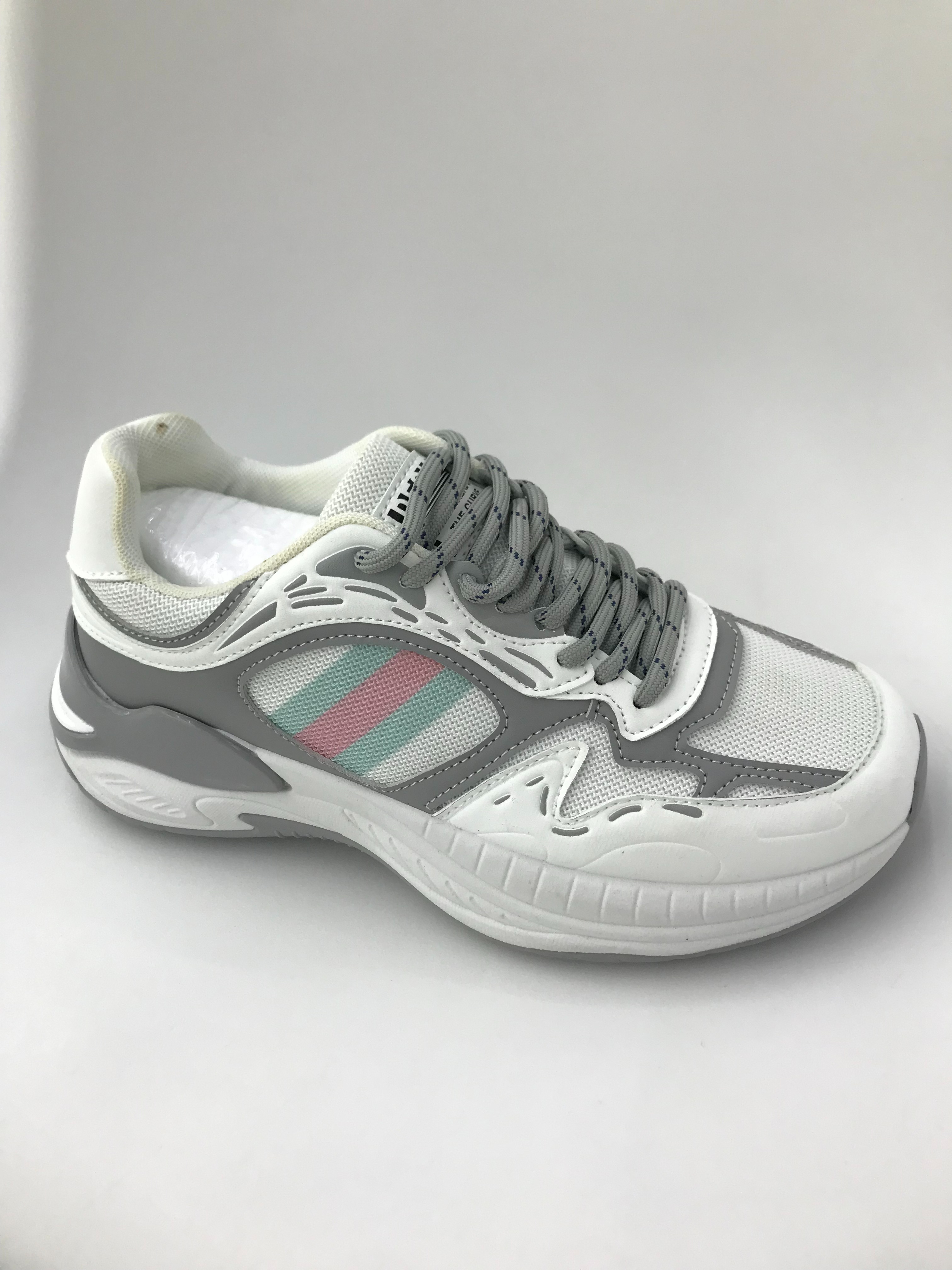 The sports shoes series of Putian shoes are lightweight, breathable, shock-absorbing and anti-slip full figure