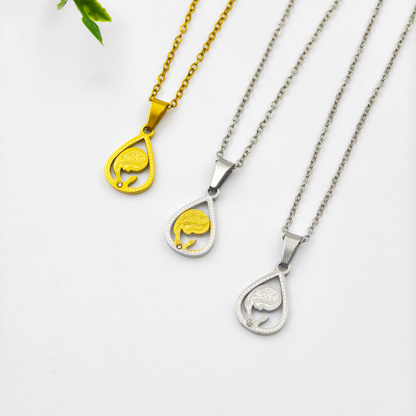 跨境外贸圣母祈祷不锈钢水滴形金色项链吊坠女款时尚简约锁骨链礼物