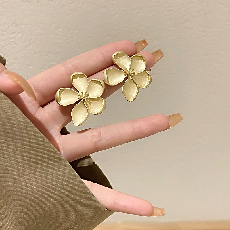 Korean-style diamond-encrusted geometric circle earrings, a unique and distinctive design for women, are retro ear rings, stud earrings and other accessories details Picture