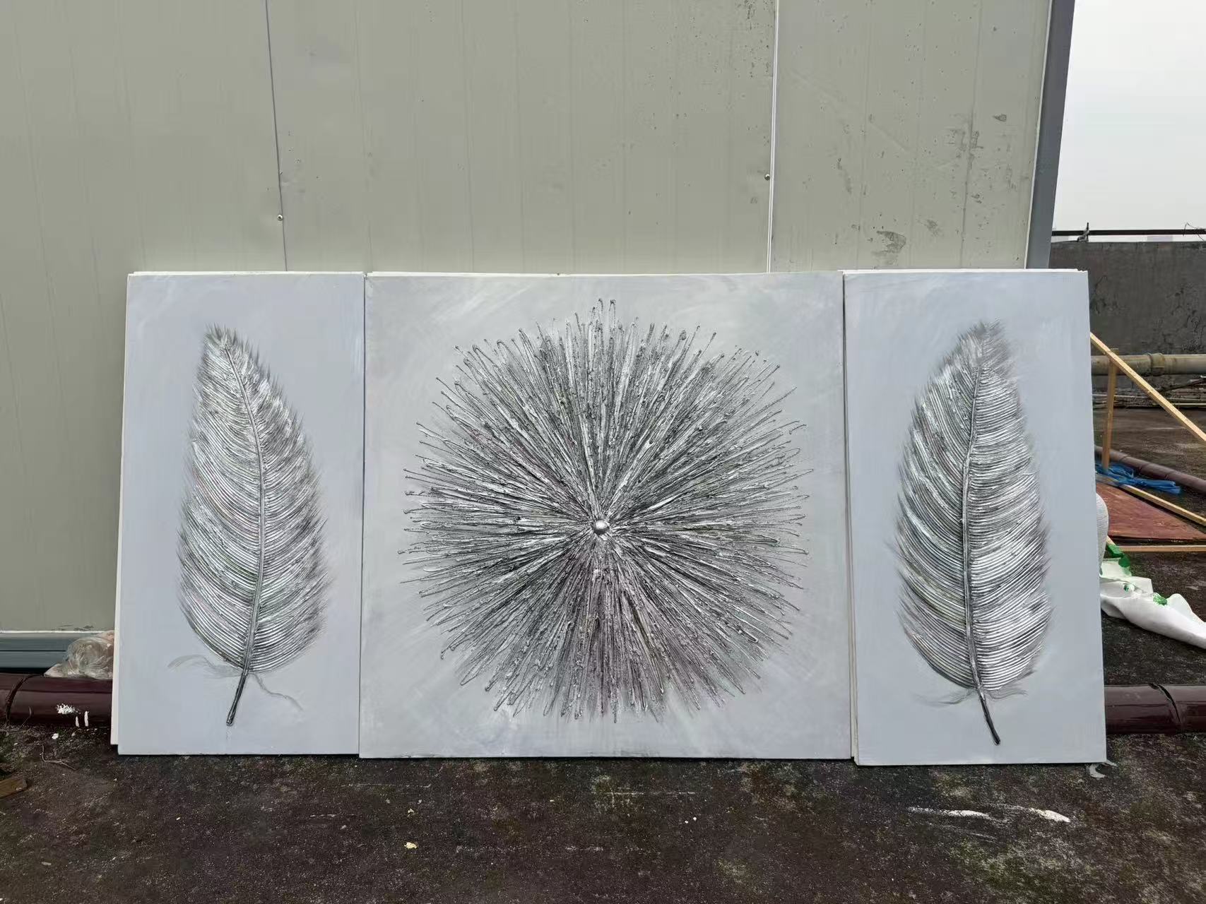 三联装饰画油画装饰画羽毛蒲公英羽毛艺术画客厅挂画简约风纯手绘做工 高级感 艺术感金属质感三联挂画 | 轻奢风客厅沙发背景