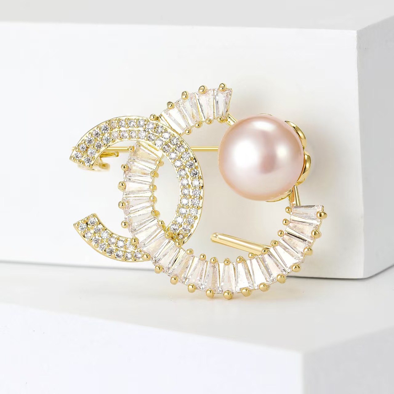 小香胸针女奢华ins潮外套天然淡水珍珠别针扣针时尚百搭西装胸花配饰品