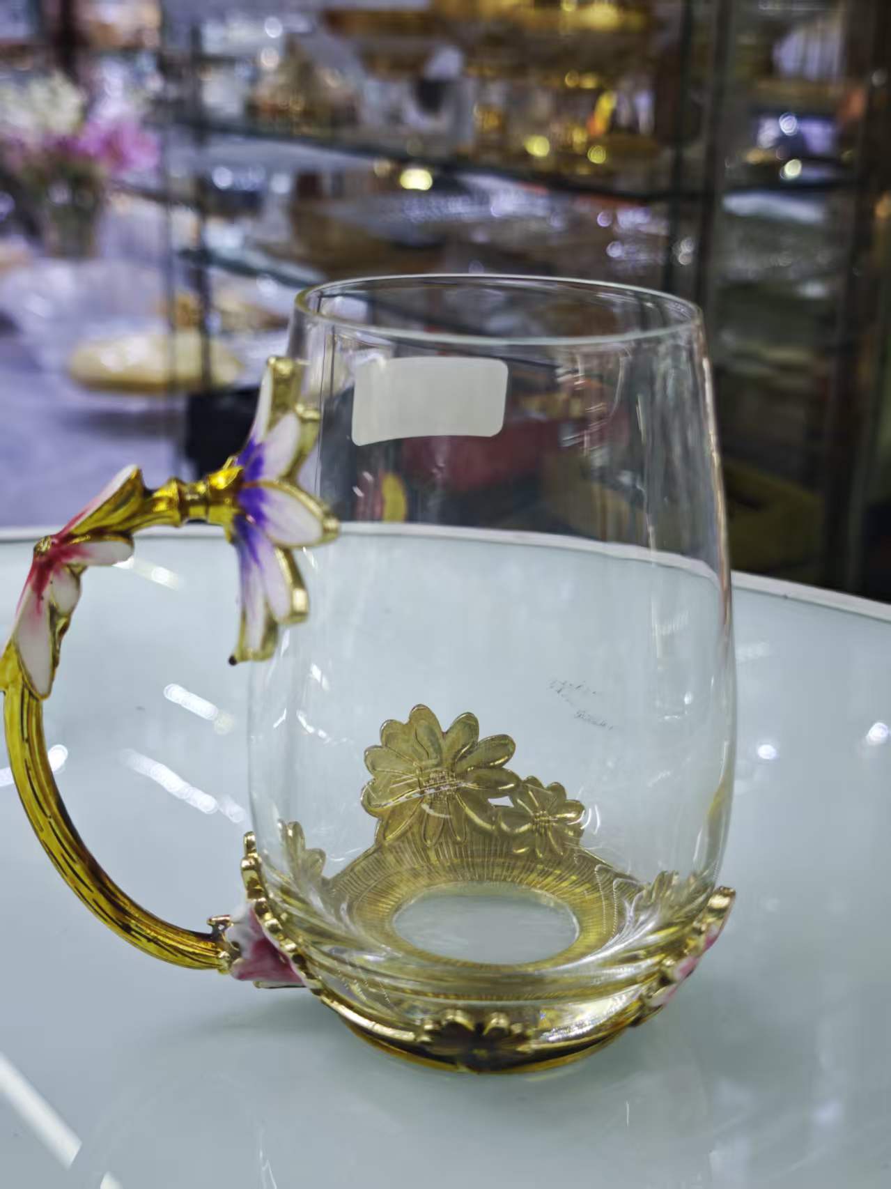 The elegant and anti-slip glass cup with a decorated gold flower handle is suitable for home and office use details Picture