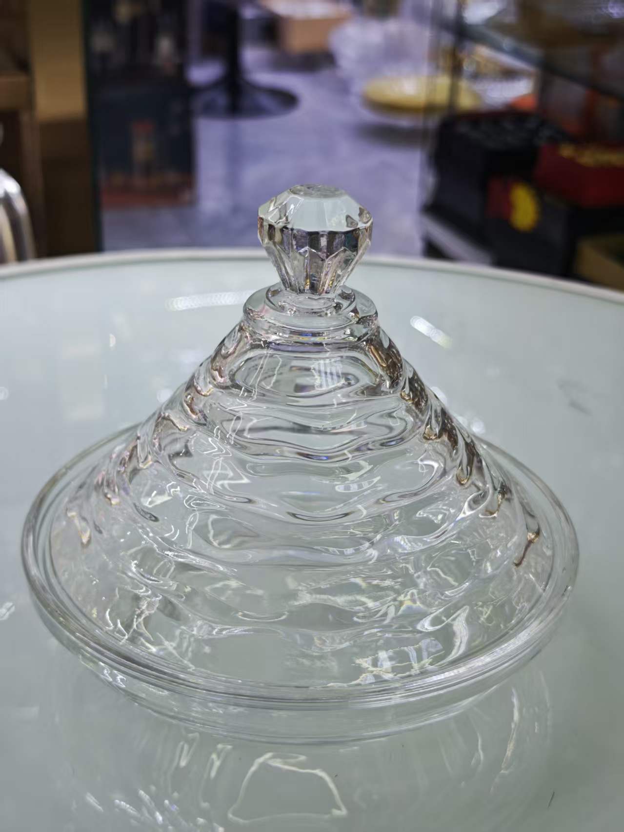 The transparent glass cover and glass fruit plate set with crystal texture details Picture