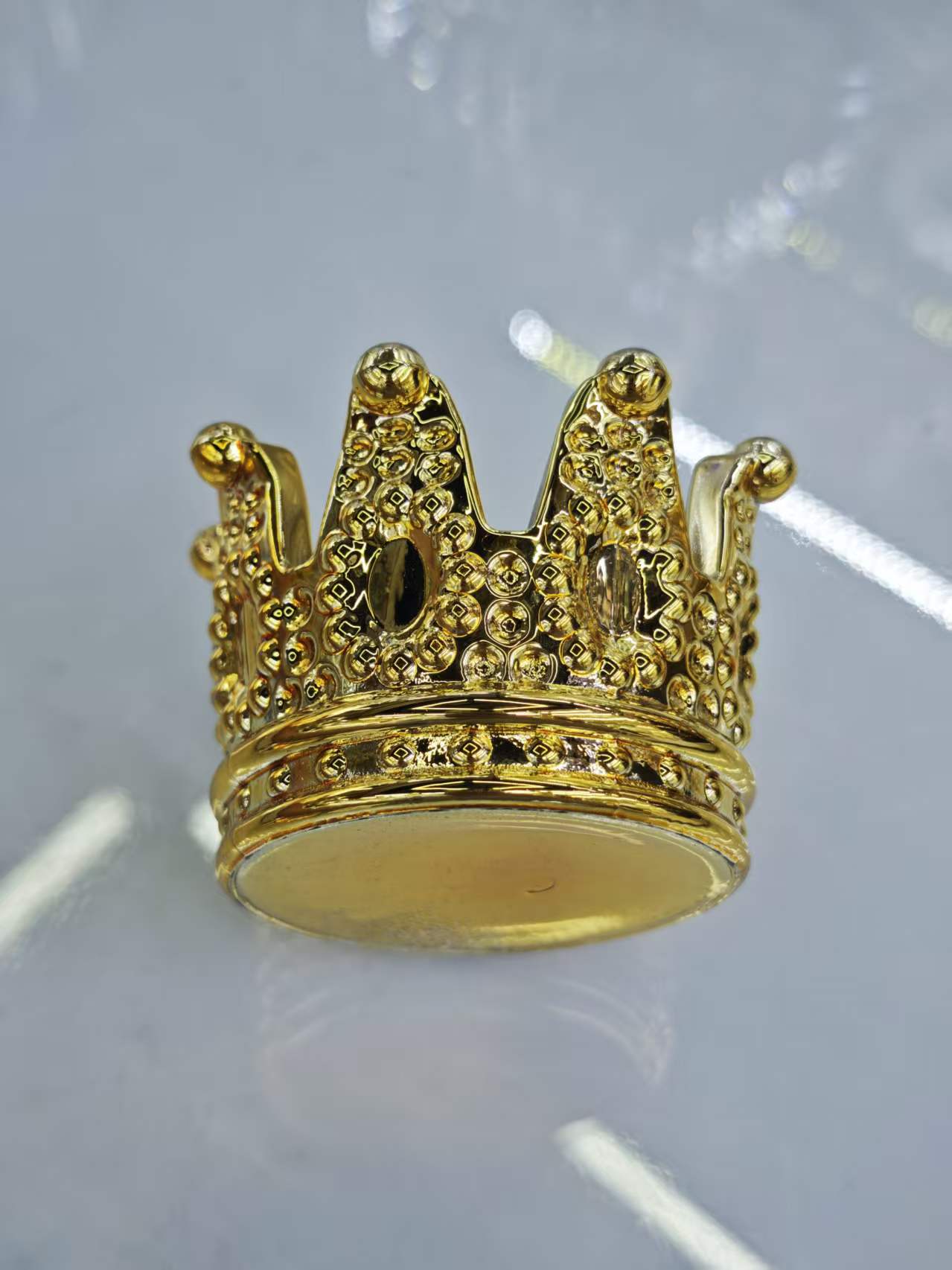 The Golden Crown Creative portable ashtray features a heat-resistant design for household ashtrays Item Picture