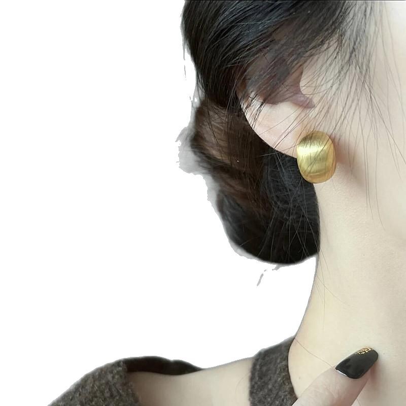 Wholesale of European and American fashion exaggerated earrings, retro alloy trendy earrings, geometric diamond-encrusted long stud accessories Item Picture