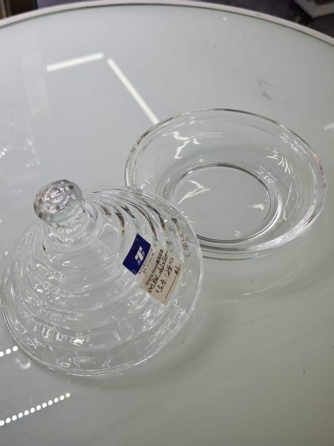 The transparent glass cover and glass fruit plate set with crystal texture