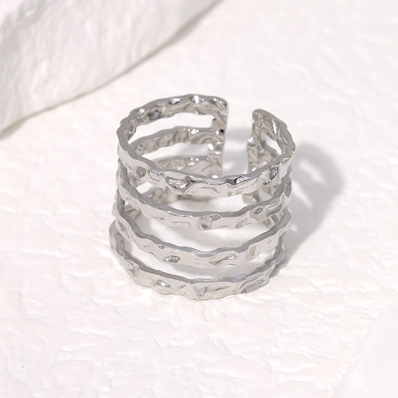 Trendy accessories, fashionable export bestseller, multi-line hammer-patterned open ring in gold steel color, YYKK012 Application Scenario